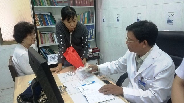 TPHCM: Bệnh nhân ồ ạt nhập viện vì trời lạnh bất thường ảnh 2