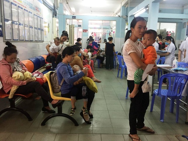 TPHCM: Bệnh nhân ồ ạt nhập viện vì trời lạnh bất thường ảnh 4