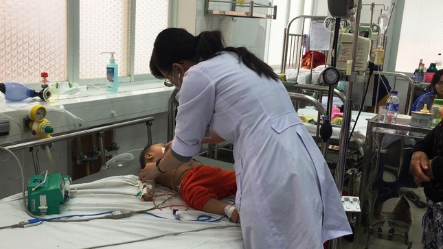TPHCM: Bệnh nhân ồ ạt nhập viện vì trời lạnh bất thường ảnh 6