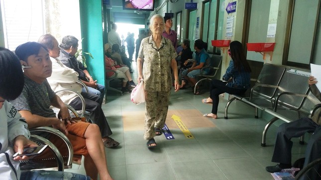 TPHCM: Bệnh nhân ồ ạt nhập viện vì trời lạnh bất thường ảnh 3