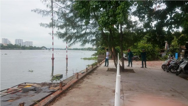 Hoảng hồn phát hiện xác người trôi gần trạm buýt sông Sài Gòn ảnh 1