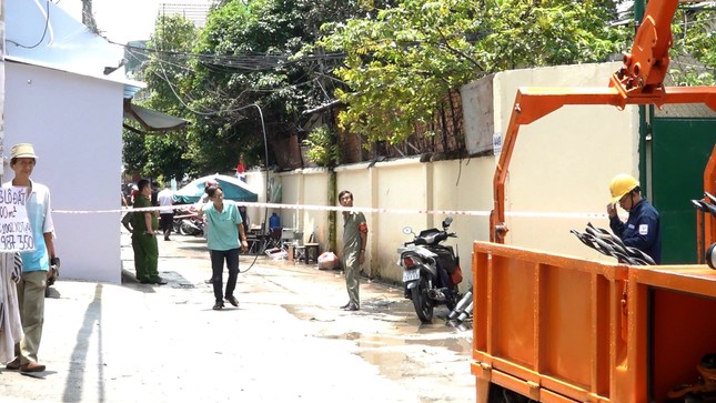 Điện lực TPHCM nói gì vụ dây điện rơi xuống quán cà phê giật chết người? ảnh 1