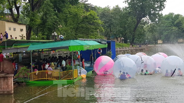 Công viên Thủ Lệ ken đặc người ngày Tết thiếu nhi ảnh 6