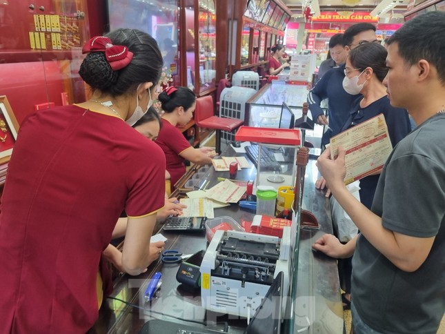 Người ‘ôm vàng’ lỗ nặng ảnh 1