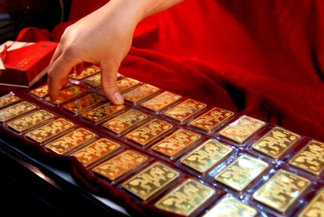 Giá vàng trong nước 'vượt mặt' thế giới tới hơn 16 triệu ảnh 1
