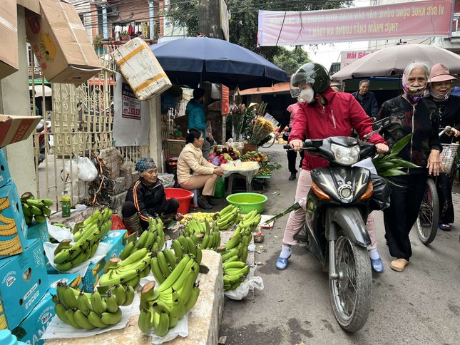 Chợ 'hét giá' hơn nửa triệu/nải chuối, nhiều người đổ vào siêu thị tìm mua- Ảnh 1.