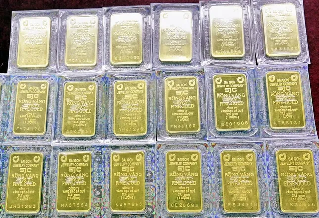 Giá vàng SJC cao hơn thế giới 12 triệu đồng/lượng ảnh 1