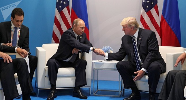 Trump - Putin lạnh lùng bắt tay trước cuộc gặp 'định hình thế giới' ảnh 3