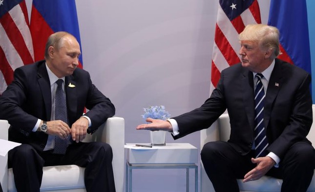 Trump - Putin lạnh lùng bắt tay trước cuộc gặp 'định hình thế giới' ảnh 2
