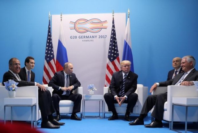 Trump - Putin lạnh lùng bắt tay trước cuộc gặp 'định hình thế giới' ảnh 1