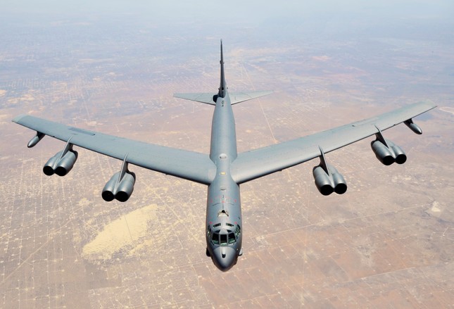 Xung đột Nga - Ukraine ngày 28/2: ‘Pháo đài bay’ B-52 của Mỹ xuất hiện trên biên giới Ukraine ảnh 1