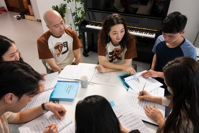 Chi Pu, nhạc trưởng Đồng Quang Vinh lên báo Trung Quốc ảnh 7
