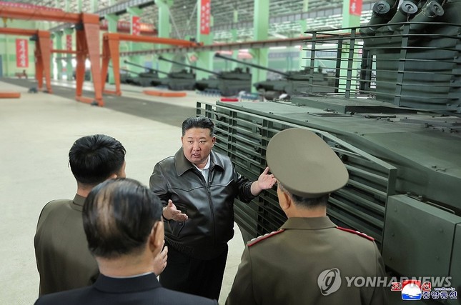 Ông Kim Jong-un thăm nhà máy xe tăng, ca ngợi tiến độ sản xuất xe tăng nội địa ảnh 1