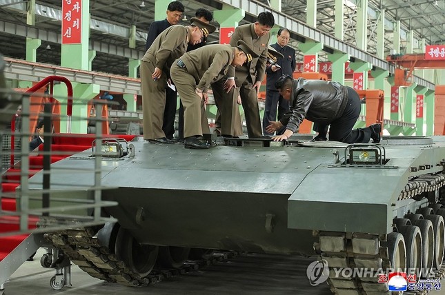 Ông Kim Jong-un thăm nhà máy xe tăng, ca ngợi tiến độ sản xuất xe tăng nội địa ảnh 2