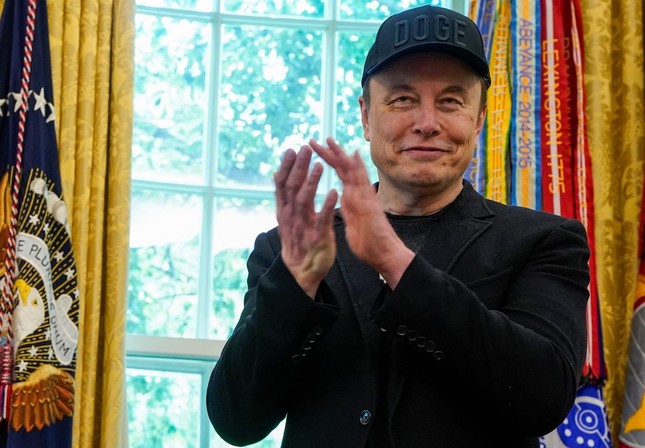 Tổng thống Mỹ Trump tặng tỷ phú Elon Musk chiếc chìa khóa vàng ảnh 2