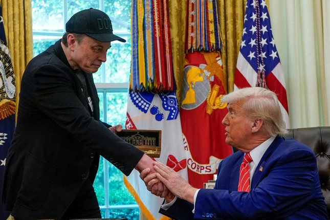 Tổng thống Mỹ Trump tặng tỷ phú Elon Musk chiếc chìa khóa vàng ảnh 3
