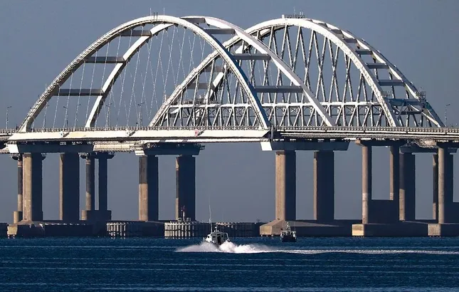 Ukraine tiếp tục tìm cách tấn công cầu Crimea ảnh 1