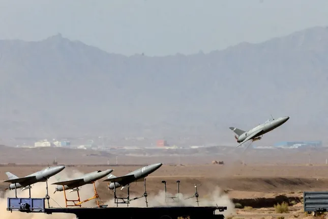 Iran bắt đầu trả đũa, phóng hơn 100 máy bay không người lái về phía Israel ảnh 1