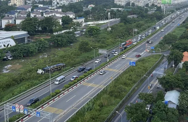 Xe đầu kéo văng khỏi đường cao tốc TPHCM - Long Thành - Dầu Giây ảnh 2