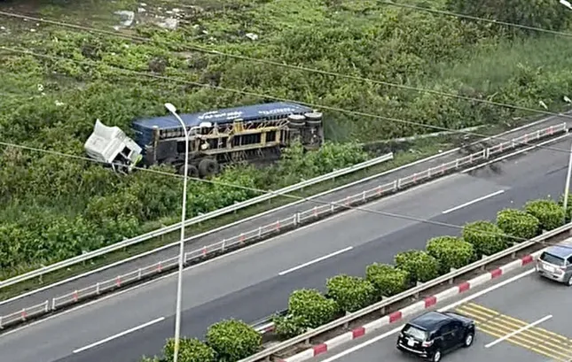 Xe đầu kéo văng khỏi đường cao tốc TPHCM - Long Thành - Dầu Giây ảnh 1