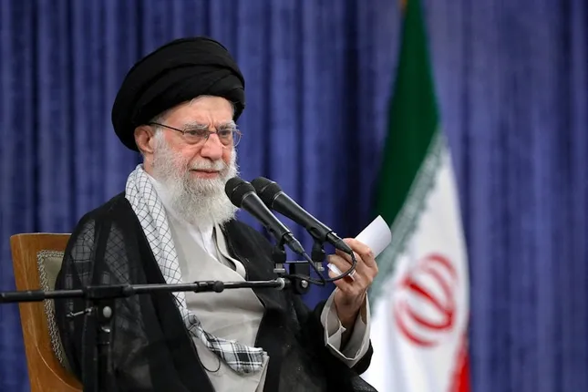 Lãnh tụ Tối cao Iran thẳng thừng bác bỏ lời kêu gọi đầu hàng của Tổng thống Mỹ ảnh 1