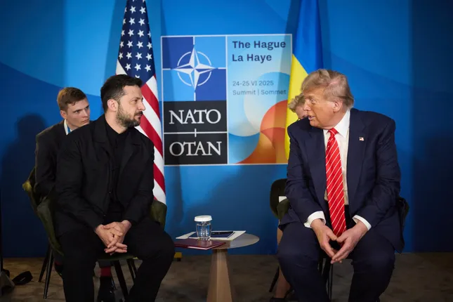 Tổng thống Ukraine Zelensky thay đổi phong cách trang phục khi gặp Tổng thống Mỹ Trump ảnh 1