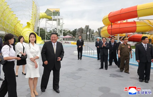 Phu nhân Chủ tịch Triều Tiên lần đầu xuất hiện công khai sau một năm rưỡi vắng bóng ảnh 1