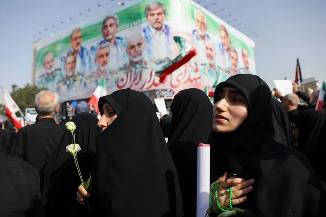 Iran tổ chức tang lễ các chỉ huy quân đội thiệt mạng vì hỏa lực Israel ảnh 7