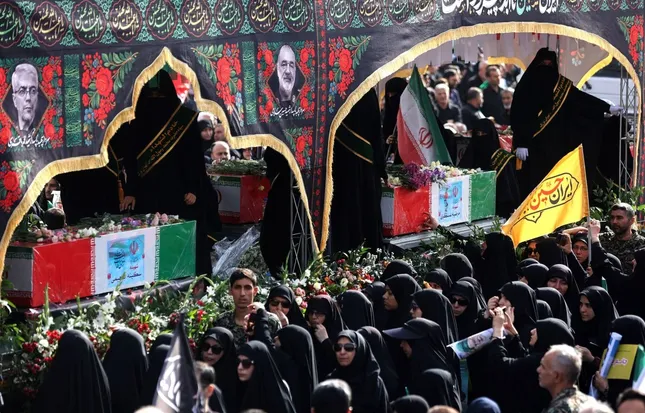 Iran tổ chức tang lễ các chỉ huy quân đội thiệt mạng vì hỏa lực Israel ảnh 4