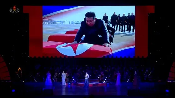 Chủ tịch Triều Tiên Kim Jong Un rưng rưng nước mắt tại chương trình nghệ thuật ảnh 1