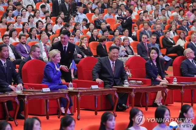 Chủ tịch Triều Tiên Kim Jong Un rưng rưng nước mắt tại chương trình nghệ thuật ảnh 7