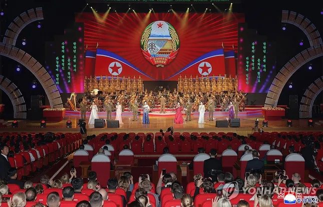 Chủ tịch Triều Tiên Kim Jong Un rưng rưng nước mắt tại chương trình nghệ thuật ảnh 4