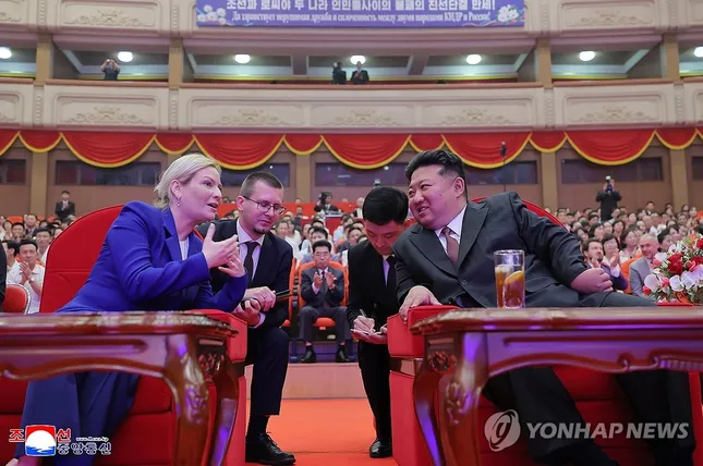 Chủ tịch Triều Tiên Kim Jong Un rưng rưng nước mắt tại chương trình nghệ thuật ảnh 6
