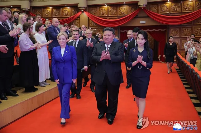 Chủ tịch Triều Tiên Kim Jong Un rưng rưng nước mắt tại chương trình nghệ thuật ảnh 5