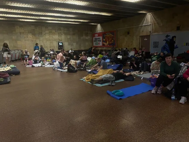 Kiev &apos;trắng đêm&apos; vì máy bay không người lái Nga: 13 địa điểm bị tấn công, tiếng nổ liên hồi ảnh 2
