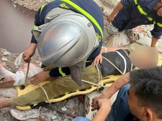Cảnh sát giải cứu công nhân bị khối bê tông đổ sập, đè lên người ảnh 2
