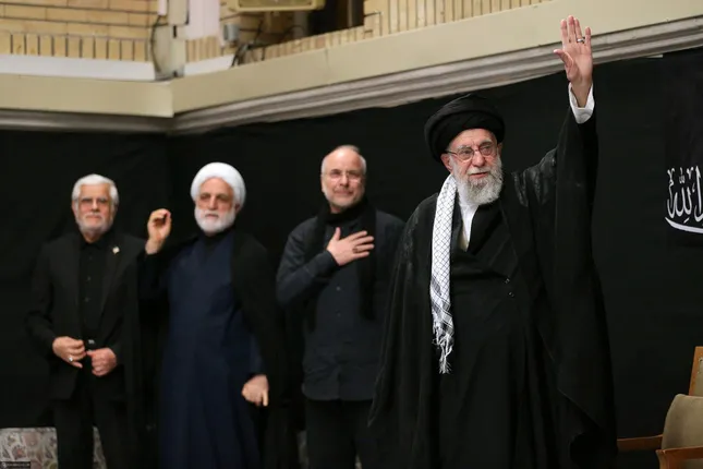 Lãnh tụ Tối cao Iran lần đầu xuất hiện công khai kể từ sau xung đột với Israel ảnh 2