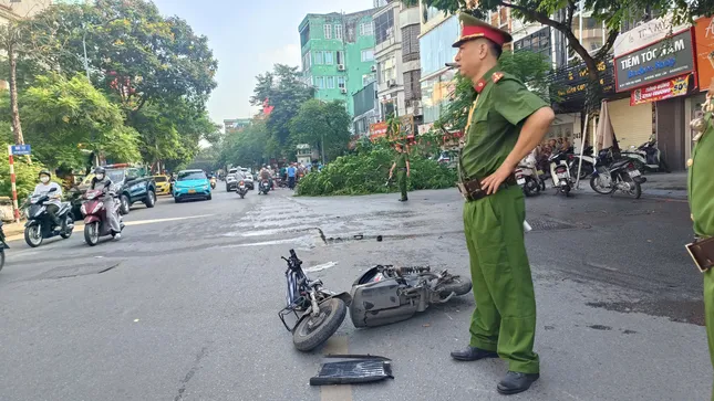 Hà Nội: Ô tô đâm liên hoàn nhiều xe máy trên phố Trần Đại Nghĩa ảnh 1