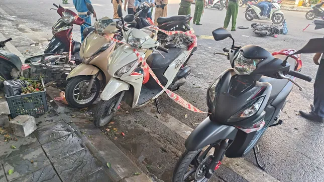 Hà Nội: Ô tô đâm liên hoàn nhiều xe máy trên phố Trần Đại Nghĩa ảnh 3