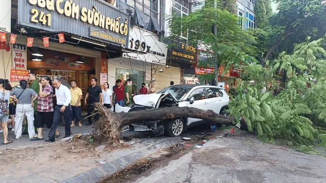 Hà Nội: Ô tô đâm liên hoàn nhiều xe máy trên phố Trần Đại Nghĩa ảnh 4