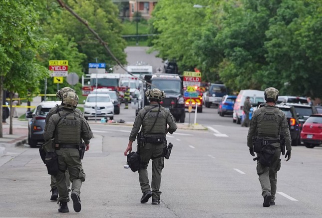 FBI điều tra đối tượng dùng súng phun lửa tấn công, hô vang ‘Giải phóng Palestine’ ảnh 1