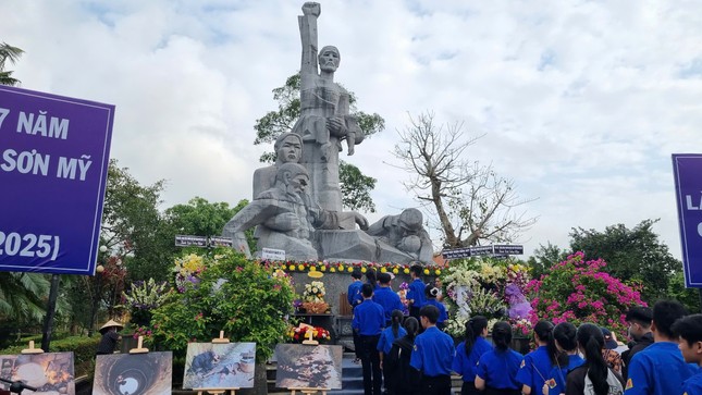 Cựu binh Mỹ vượt nửa vòng trái đất, kéo vĩ cầm tưởng niệm 504 nạn nhân vụ thảm sát Sơn Mỹ ảnh 8