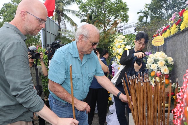 Cựu binh Mỹ vượt nửa vòng trái đất, kéo vĩ cầm tưởng niệm 504 nạn nhân vụ thảm sát Sơn Mỹ ảnh 6