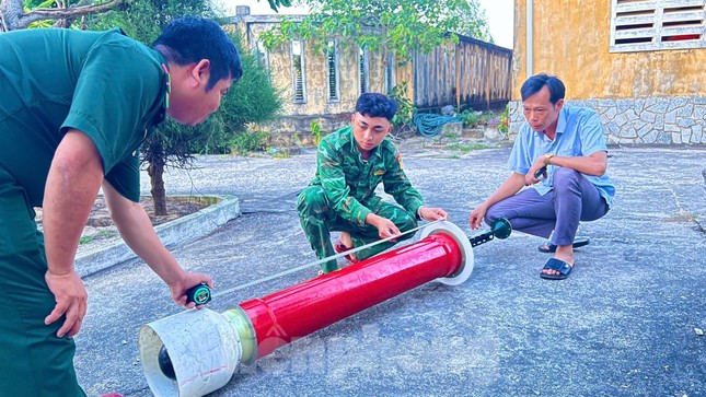 Ngư dân Quảng Ngãi phát hiện vật thể lạ trôi dạt trên biển ảnh 1
