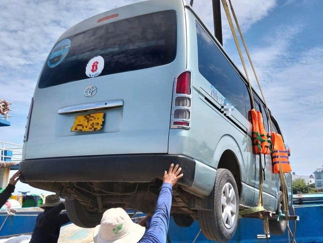 Chi tiền triệu, thuê tàu đưa ô tô ‘vượt biển’ vào đất liền để đăng kiểm ảnh 1