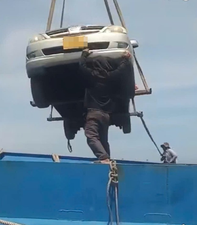 Chi tiền triệu, thuê tàu đưa ô tô ‘vượt biển’ vào đất liền để đăng kiểm ảnh 3