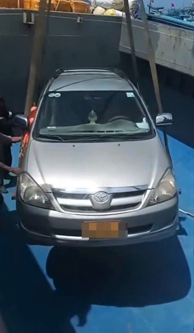Chi tiền triệu, thuê tàu đưa ô tô ‘vượt biển’ vào đất liền để đăng kiểm ảnh 2