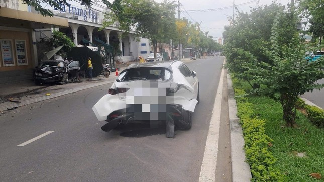 Ô tô gây tai nạn liên hoàn ở Quảng Ngãi, 2 người bị thương ảnh 1