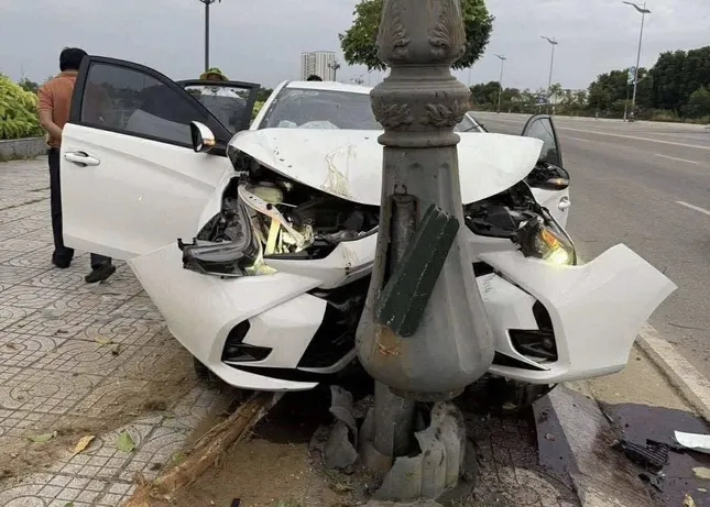 Ô tô biến dạng khi tông trụ đèn, 3 người nhập viện ảnh 1