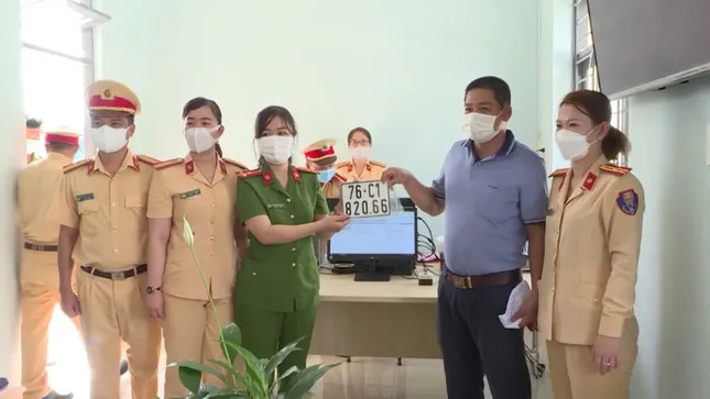 Hai đầu số – Một tỉnh mới: Biển 76 và 82 cùng song hành trên đường Quảng Ngãi ảnh 2